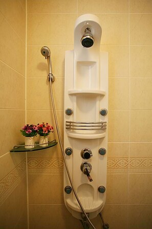 Couple Room D: Acacia / Cattleya | Bathroom shower - Casabella (Pyeongchang)