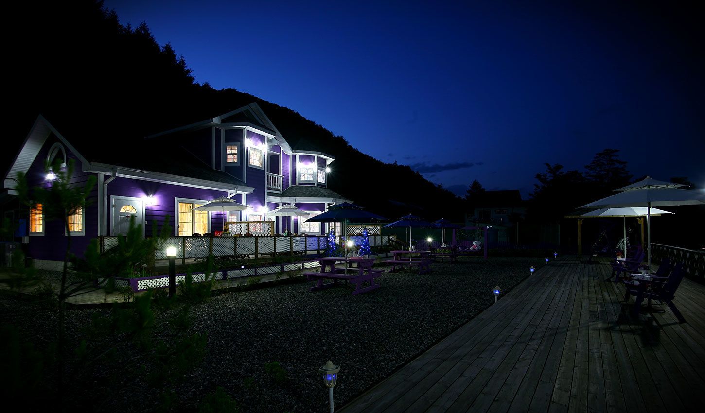 Fachada de la propiedad por la tarde o noche