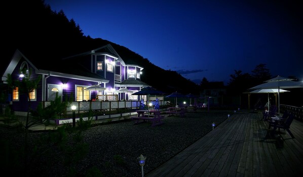 Facciata della struttura - sera/notte