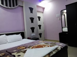 Una habitación de hotel con cama, cómoda, espejo y pared con diseño original.