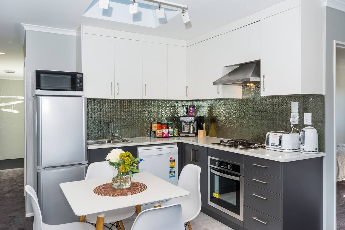 Coffee/tea maker, full-sized fridge, microwave, oven