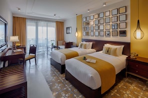1 kamar tidur, minibar, brankas, dan meja kerja