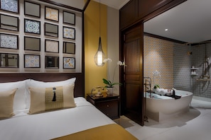 Suite Junior, kamar terhubung | Fasilitas kamar mandi | Bathtub dan shower terpisah, bathtub besar,  dan pancuran hujan