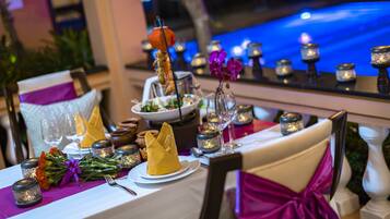 Aamiainen, paikallinen ja kansainvälinen keittiö, näkymät uima-altaalle