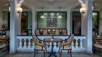 Se sirven desayunos, almuerzos y cenas (con vistas a la piscina)