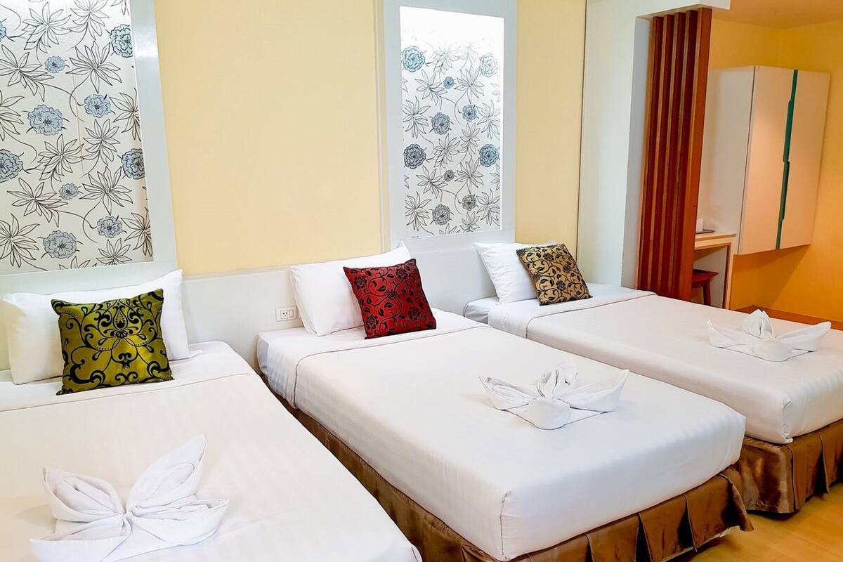 Deluxe Triple Room | 객실 내 금고, 책상, 암막 커튼, 무료 WiFi