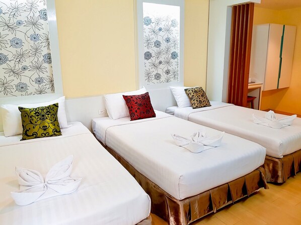 Deluxe Triple Room | Literie hypoallergénique, coffre-fort, bureau, accès au Wi-Fi (inclus)