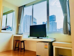 Deluxe City View | Hypo-allergenic bedding, in-room safe, desk, free WiFi - The Konnect Hotel (Bangkok)