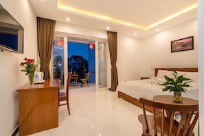 Minibar, desk, laptop workspace, soundproofing - Horizon Homestay (Da Nang)