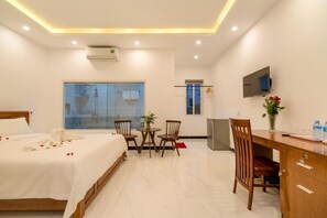 Minibar, desk, laptop workspace, soundproofing - Horizon Homestay (Da Nang)