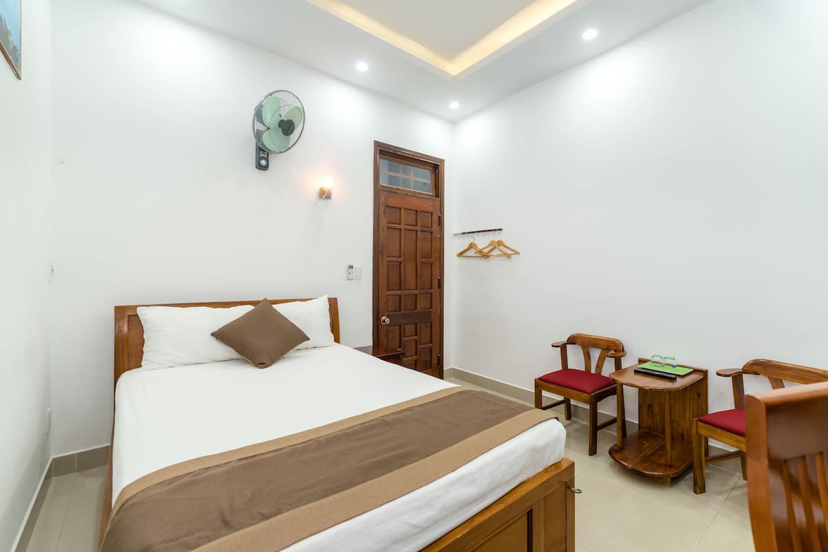 Standard Twin Room | Minibar, desk, laptop workspace, soundproofing