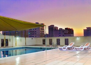 Outdoor pool - Pearl Bahrain Suites (Manama)