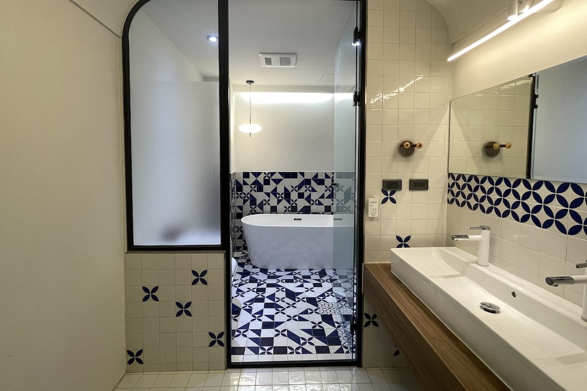 Deluxe Double Room | Bathroom | Separate tub and shower, free toiletries, hair dryer, slippers
