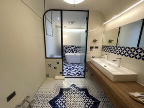 Deluxe-Doppelzimmer | Badezimmer | Badewanne und Dusche (separat), kostenlose Toilettenartikel