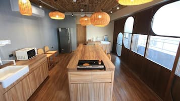 Shared fridge, microwave, cookware/dishes/utensils