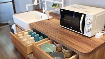 Shared fridge, microwave, cookware/dishes/utensils