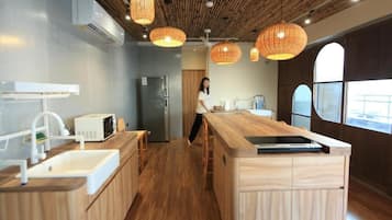 Shared fridge, microwave, cookware/dishes/utensils