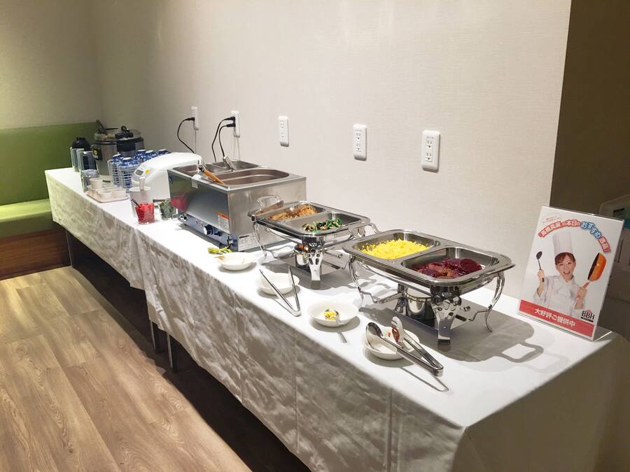 Una mesa con diferentes alimentos y utensilios para un bufé.