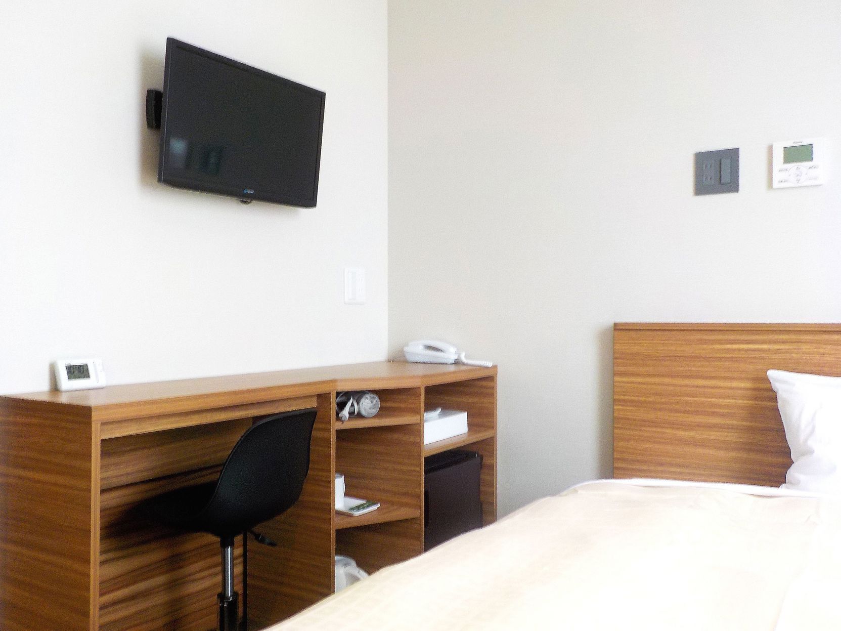 Couette en duvet, bureau, fer et planche à repasser
