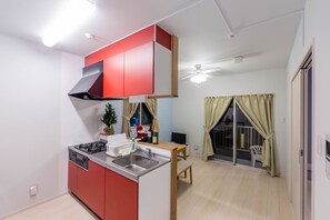 Kühlschrank, Mikrowelle, Herdplatte, Wasserkocher