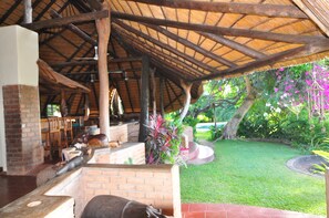 供应早餐、午餐和晚餐，国际美食