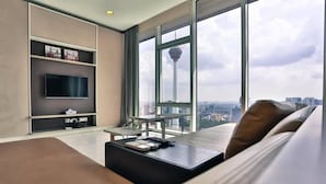 Departamento ejecutivo, 2 habitaciones | Área de sala de estar | Televisión LCD de 43 pulgadas con canales vía satélite y televisión 