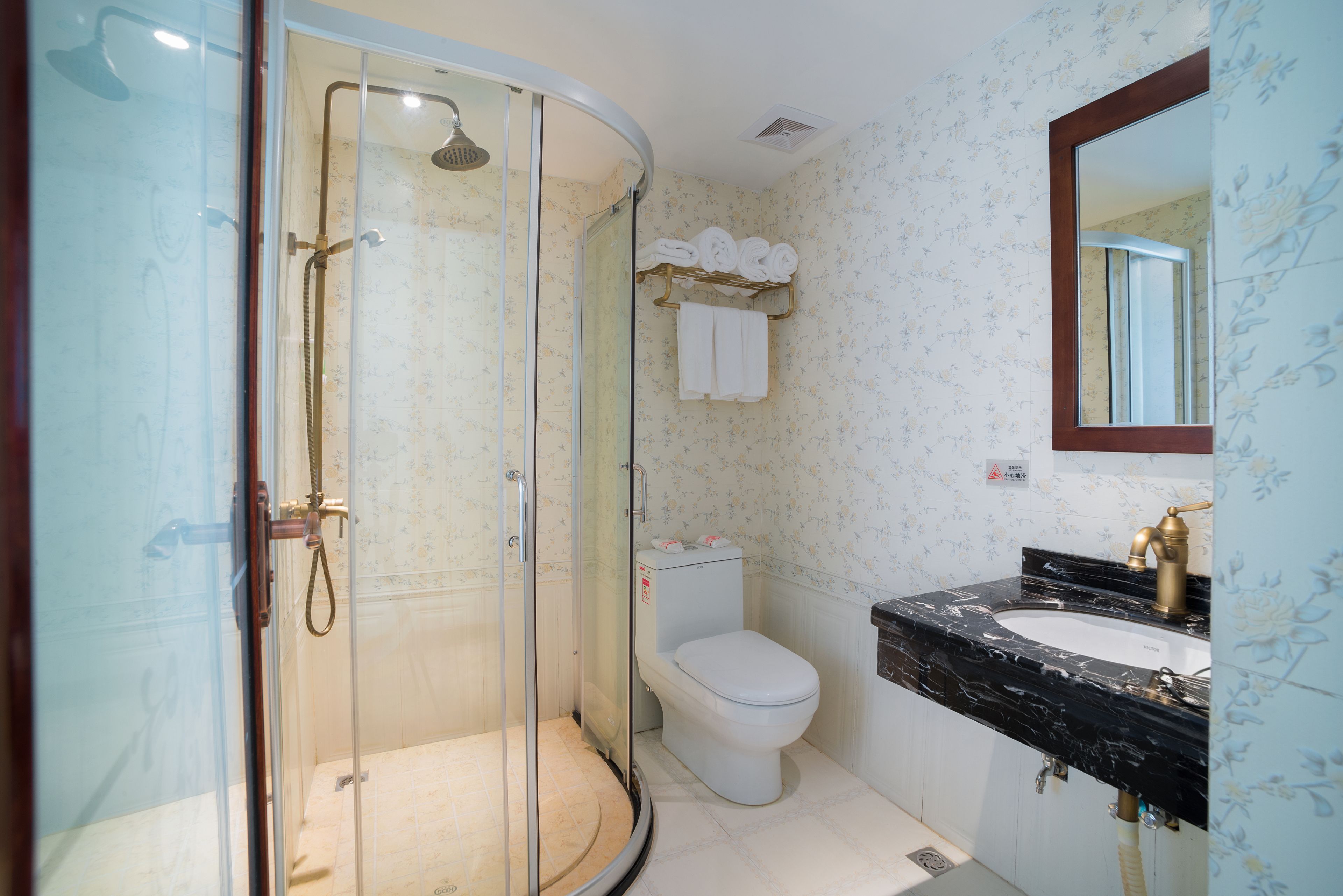 榻榻米 | 客房内保险箱、办公桌、遮光窗帘、免费 WiFi