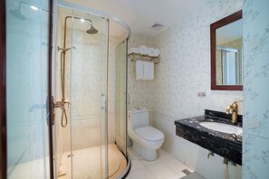 榻榻米 | 客房内保险箱、办公桌、遮光窗帘、免费 WiFi