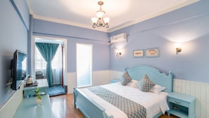 A bedroom with a bed, bedside table, lamp, and a television. - Memory Inn Guilin Central (Guilin)