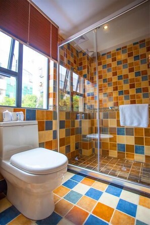 Dreibettzimmer | Badezimmer | Dusche, kostenlose Toilettenartikel, Haartrockner, Hausschuhe