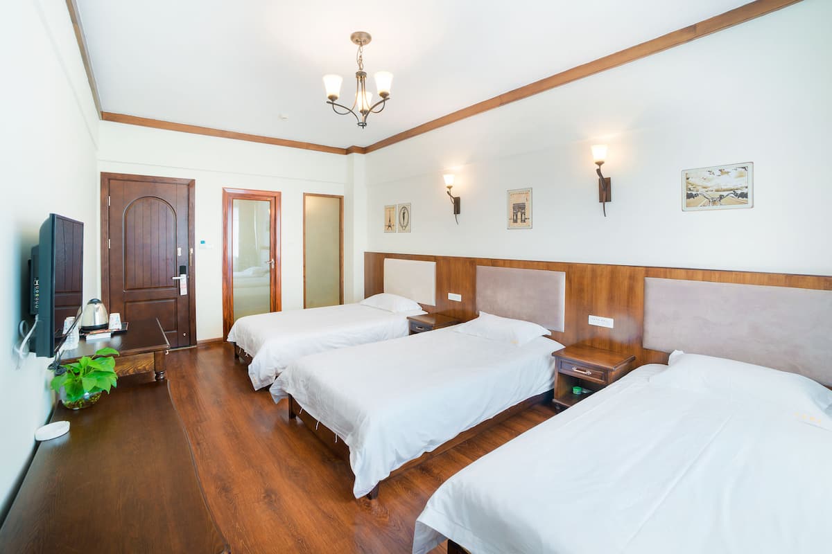 Triple Room | In-room safe, desk, blackout drapes, free WiFi
