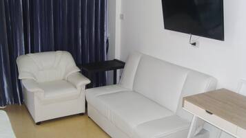 Quarto casal superior | Sala de estar | Smart TV 32 polegadas com canais a cabo, TV