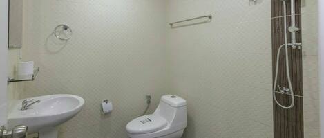 Superior tweepersoonskamer | Badkamer | Een douche, een regendouche, gratis toiletartikelen, een bidet