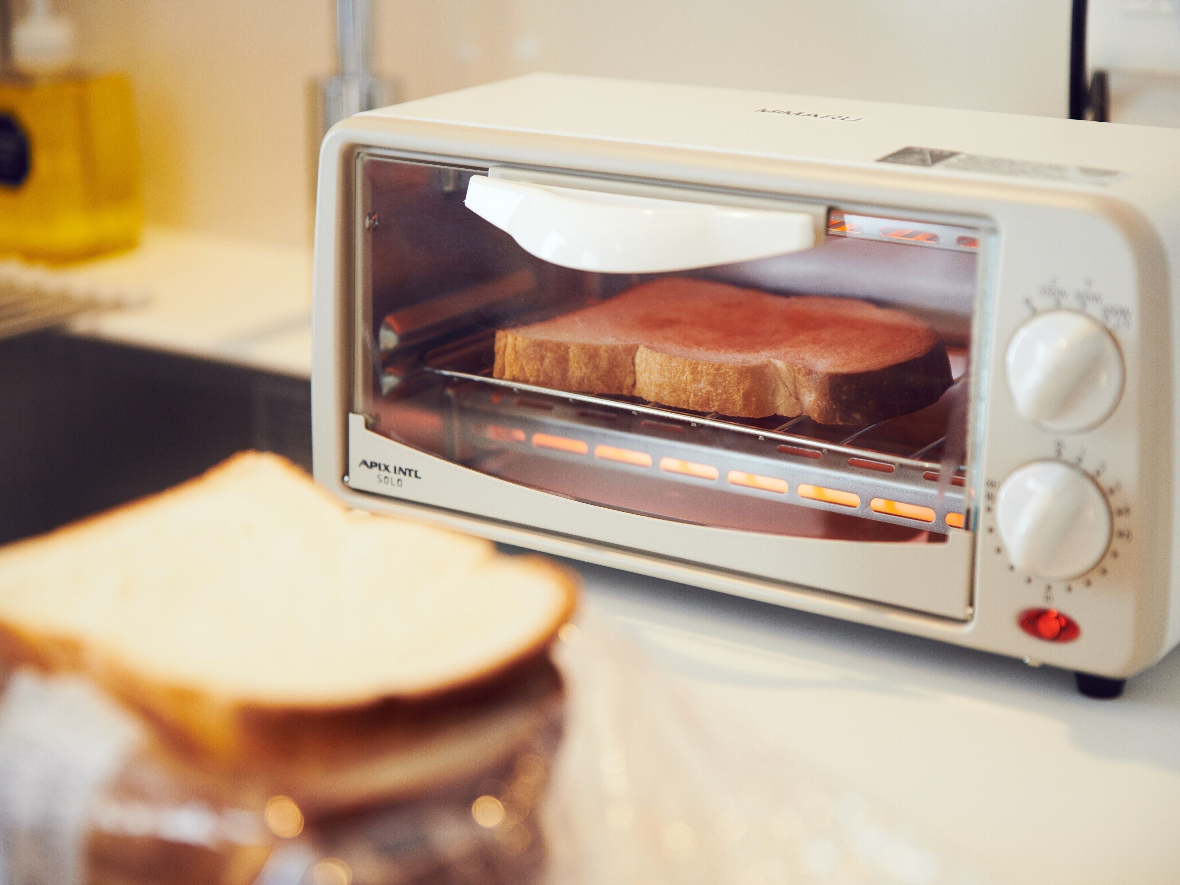 Un forno tostatutto con due fette di pane all'interno.