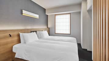 Una habitación de hotel moderna con una cama grande, una ventana con persianas y un cabecero de madera.