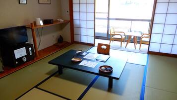 Kamar Tradisional (Japanese Style, Family type) | Minibar, brankas, tirai kedap cahaya, dan Wi-Fi gratis