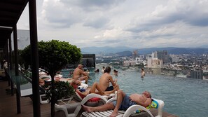 2 outdoor pools