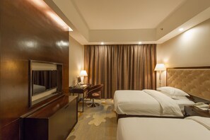 Deluxe-Zweibettzimmer | Zimmersafe, Schreibtisch, Verdunkelungsvorhänge, Bügeleisen/Bügelbrett