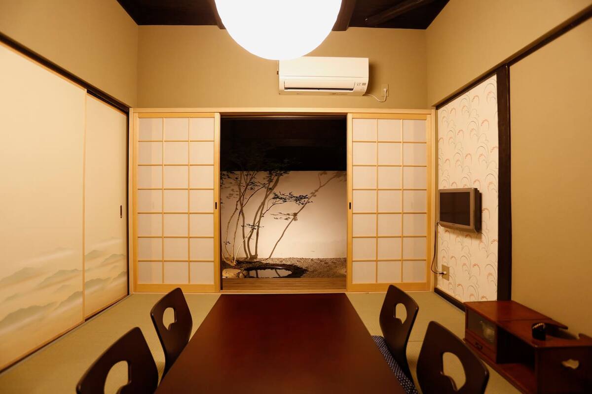 House | In-room dining