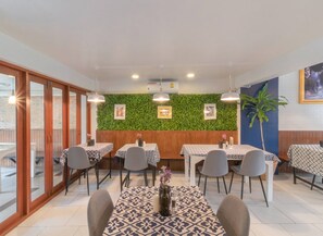 供应早餐、午餐和晚餐，国际美食