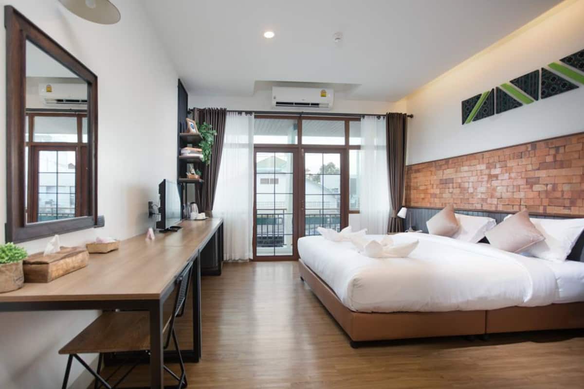 Habitación doble superior, 1 cama King size, vista a la ciudad | Caja de seguridad en la habitación y espacio para trabajar con laptop