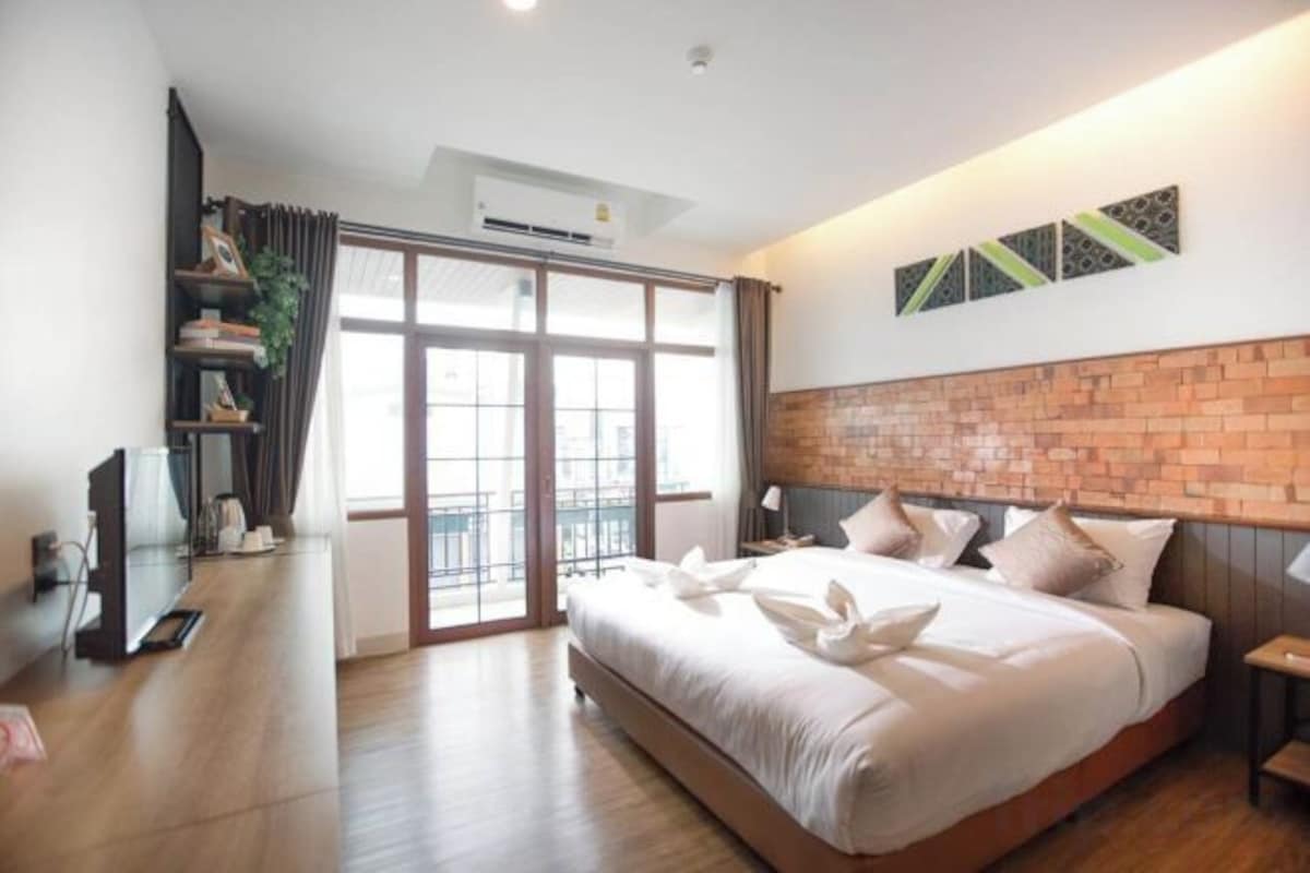 In-room safe, laptop workspace, WiFi (free), bed sheets