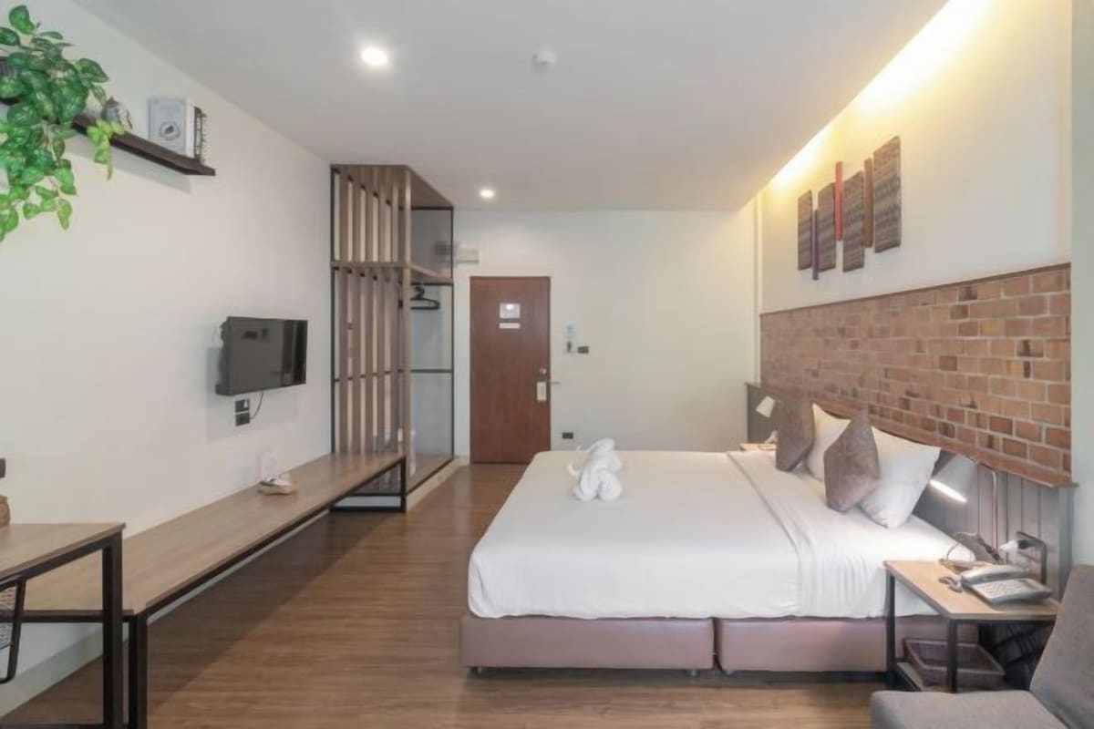 In-room safe, laptop workspace, WiFi (free), bed sheets