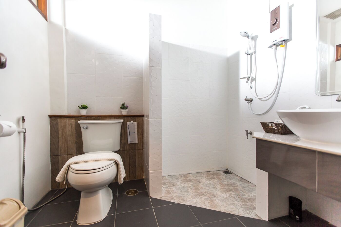 Een badkamer met toilet, douche en wastafel.