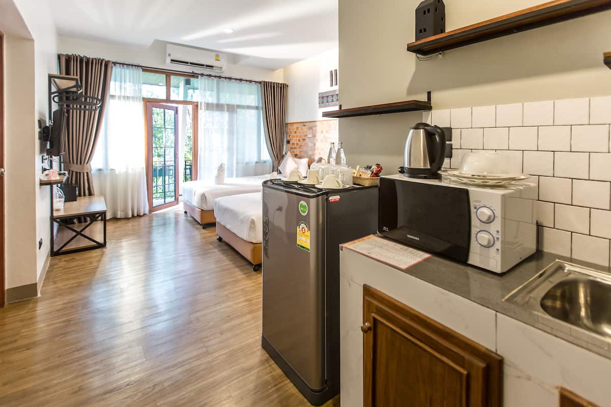 Habitación familiar con 2 camas individuales, 2 habitaciones, habitaciones conectadas | Cocina privada | Refrigerador y tetera eléctrica