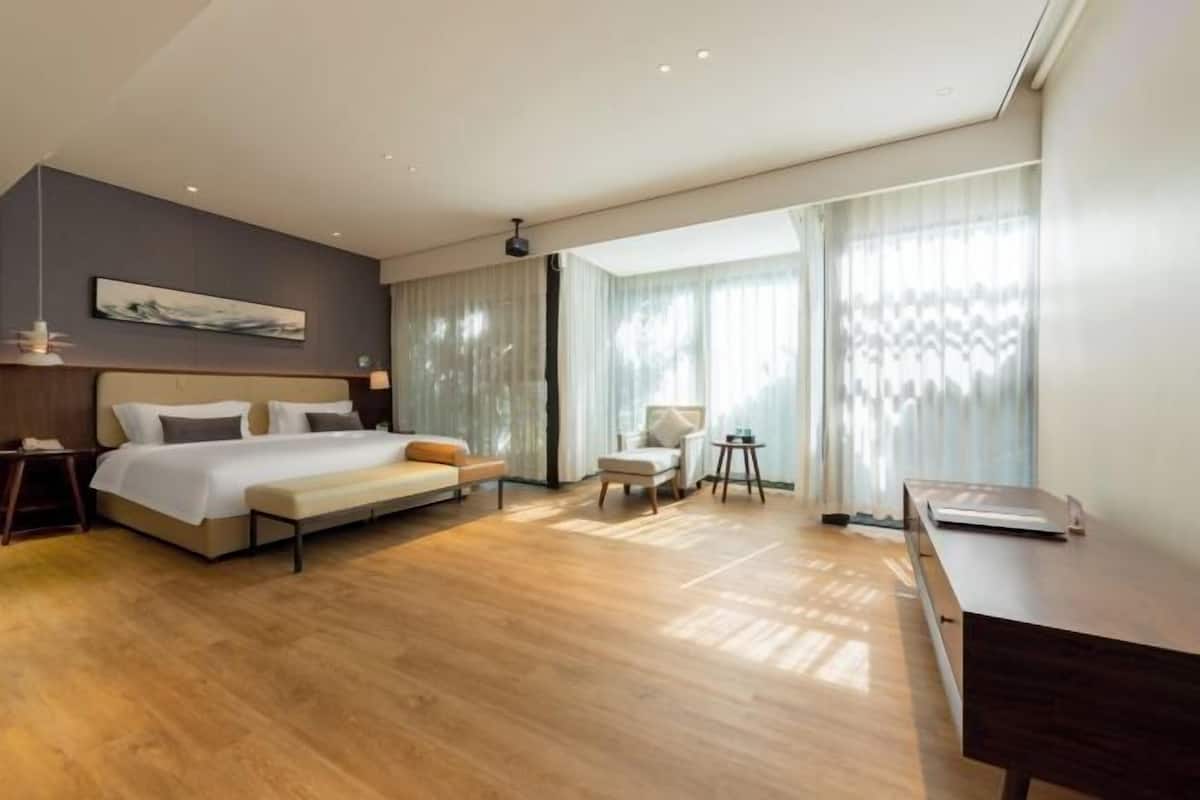 Desk, blackout drapes, iron/ironing board, free WiFi