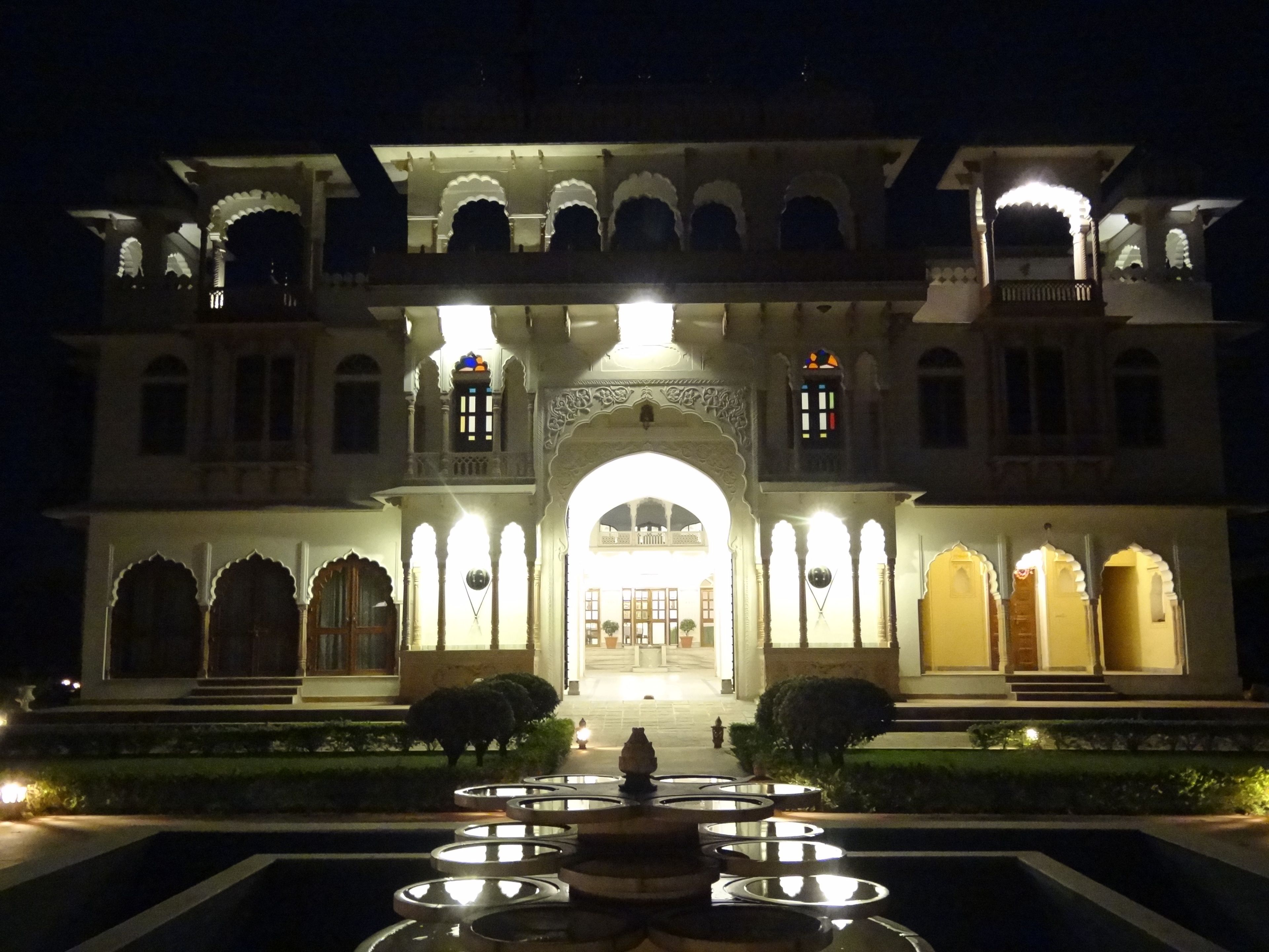 施設の正面 (日没後)