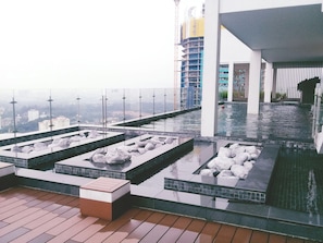 A rooftop pool area with multiple water features and a view of the cityscape. - Kardean Intl at Vogue Suite (Kuala Lumpur)