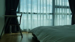 Une chambre à coucher avec un lit, une chaise et une table.