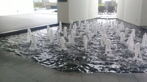 Un élément décoratif aquatique composé de plusieurs fontaines, installé dans un couloir.